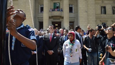 وزير التعليم العالي يحضر تحية العلم في جامعة القاهرة