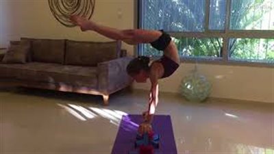 بالفيديو والصور.. فتاة تثير ضجة بمرونة جسدها