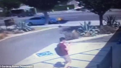 بالفيديو والصور.. عمال ينقذون رجلا من أيدي لصين