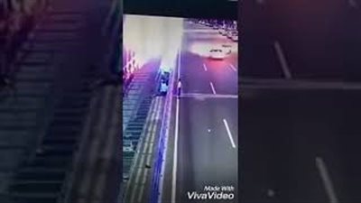 بالفيديو.. لحظة وقوع حادث دهس بسبب «المحمول»