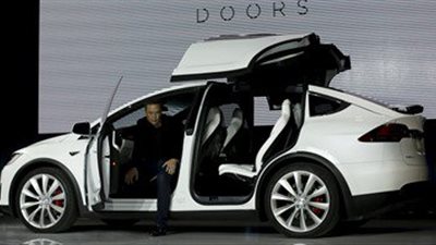 «تيسلا موتورز» تقدم أول سيارة كهربائية في فئة «SUV»