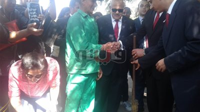 حديث جانبي بين وزير التعليم العالي وعامل نظافة بجامعة القاهرة