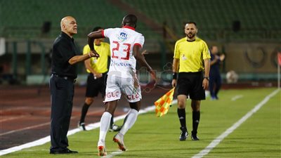 جروس يهنئ اللاعبين بعد الفوز على المقاصة