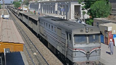 «الإخوان والشبورة والأمطار أعداء السكة الحديد».. أنصار المعزول يستغلون الشتاء لوقف القطارات.. كتل أسمنتية وحديدية على القضبان.. تأمين ملحوظ لمحطات المترو السطحية.. «فوزي» :لدينا اح