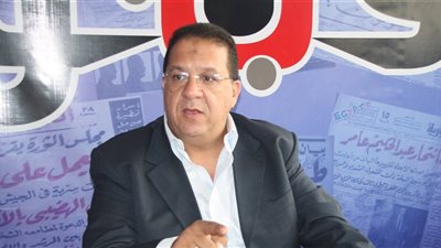 أحمد جلال إبراهيم يهنئ اللاعبين في غرف خلع الملابس