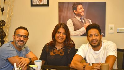 محمد حماقي يستعين بحمدي بدر مديرا لأعماله خلفا لمنة شومان (صور)