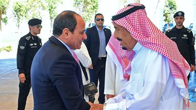 أسبوع رئاسي حافل.. السيسي يبحث مع هادي أمن البحر الأحمر.. ومع الملك سلمان قضايا المنطقة.. والأزمة الليبية مع رئيس فرنسا.. يفتتح مشروعات قومية بالصعيد.. ويكلف بمساعدة السودان