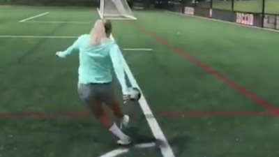 بالفيديو.. فتاة حسناء تشعل «فيس بوك» بمهاراتها الكروية