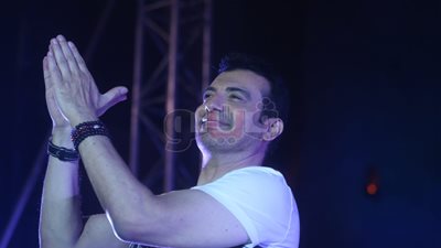إيهاب توفيق ونيفين رجب يغنيان وسط الجماهير بختام محكى القلعة (صور)