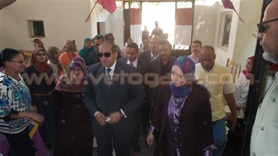 سكرتير محافظ سوهاج تحل أزمة أولياء أمور تلاميذ مدرسة القرامطة