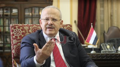 رئيس جامعة القاهرة لموظفيه: «النهاردة عرفت إن ورايا رجالة»