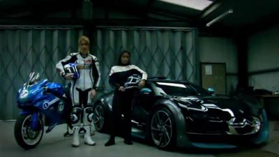 بالفيديو.. أقوى تحدى سرعة بين سيارة بالشحن الكهربائي ودراجة نارية