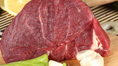 استشاري باطنة يحذر من التعامل مع اللحوم النيئة