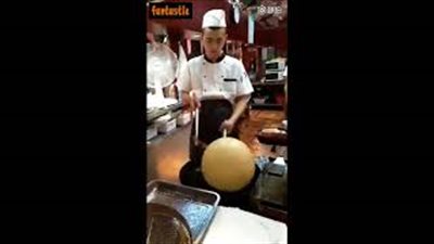 بالفيديو.. طريقة غريبة لصنع بالون من الأرز المقلي