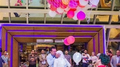 مصري يفاجأ زوجته بحفل زفاف في عيد زواجهم (فيديو وصور)