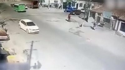 لقطات مفجعة لشاحنة تحطم عدة منازل (فيديو)