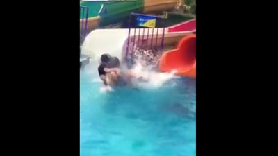 نهاية مروعة لرجل يقف أسفل زحليقة مائية (فيديو)