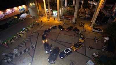 بالصور.. شاب ثري يطلب يد حبيبته للزواج بأسطول سيارات فارهة