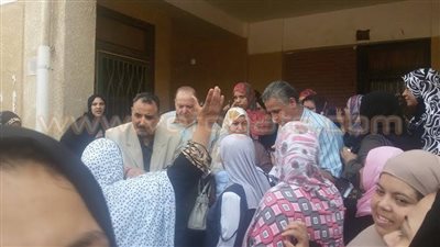 بالصور.. تجمهر أولياء أمور طلاب «الحديثة» بقليوب أمام المدرسة