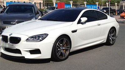 بالصور.. سيارات الطلاب الفارهة تزين أسوار الجامعة الأمريكية في دبي