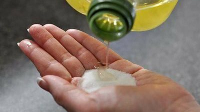 سكراب طبيعي لعلاج اسمرار اليدين