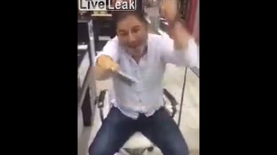 شاب يحطم هاتف أيفون بجاكوش اعتراضا على ترامب (فيديو)