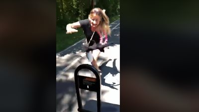 نهاية مؤلمة لامرأة حاولت استعراض مهاراتها (فيديو)