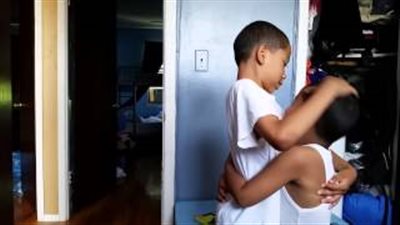 بالفيديو.. أب يحاول المصالحة بين أخين بطريقة جديدة