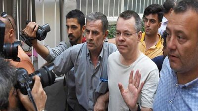 محكمة تركية ترفض التماسًا لرفع الإقامة الجبرية عن القس الأمريكي