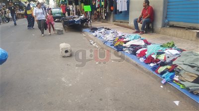 أسواق الملابس المستعملة تواجه الغلاء في الإسكندرية (صور)