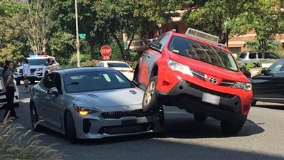 بالصور.. حادث غريب لسيارتي كيا ستينجر وتويوتا راف 4