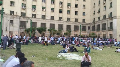 بالفيديو والصور.. مزارعون يتجمعون بمحيط مجمع التحرير لاستلام جوازاتهم