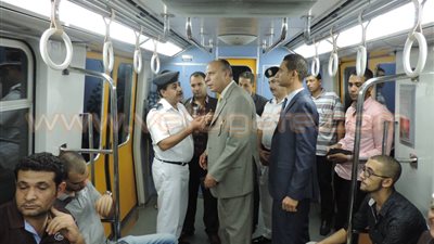 بالصور.. مدير شرطة النقل يتفقد الخدمات الأمنية بمحطات مترو الأنفاق