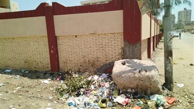 أكوام القمامة تحاصر المدرسة الثانوية بقطور وسط تجاهل مسئولي الغربية