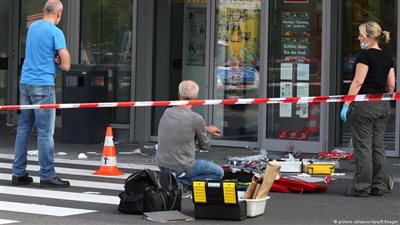 رجل يهاجم عشيقته السابقة وصديقها الجديد بفأس