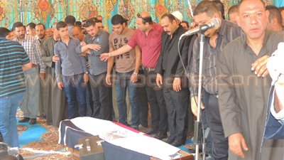 بالفيديو والصور..جنازة عسكرية مهيبة لشهيد كمين 