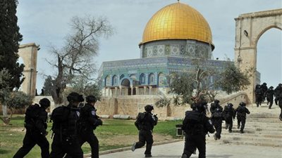 قوات الاحتلال تخلي الفلسطينيين بالقوة من باب الأسباط في الأقصى