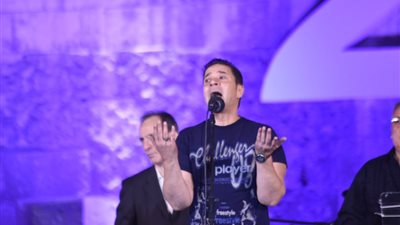 مدحت صالح يفتتح حفل مهرجان القلعة بـ«قد الحياة» (فيديو)