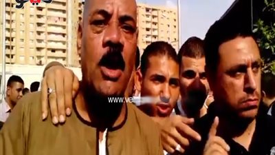 بالفيديو.. الباعة الجائلون بمحيط مترو حلوان ينتفضون ضد قرار نقلهم