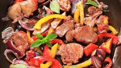 كبدة بالفلفل الألوان وعصير الليمون لإفطار أول أيام العيد