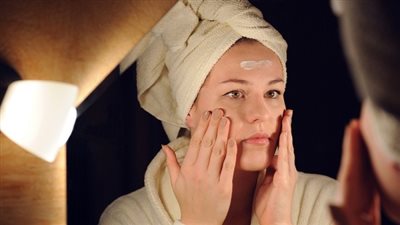 اتبعي أفضل طرق العناية الليلية بالبشرة بعد سن الثلاثين
