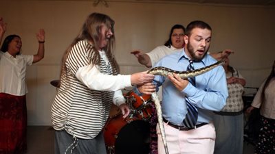 قس كاد يفارق الحياة بعدما لدغه ثعبان أمام المصلين (فيديو)