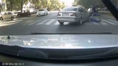 بالفيديو.. سائق يدهس شابا بسيارته بعد مشاجرة بينهما
