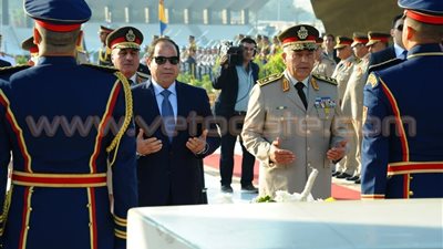 بالصور.. «السيسي» يضع إكليلا من الزهور على النصب التذكارى للجندى المجهول