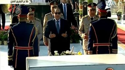 «السيسي» يزور النصب التذكاري في ذكرى احتفالات نصر أكتوبر.. يضع إكليلا من الزهور على قبر «السادات» في حضور أسرة الرئيس الراحل.. وقادة الأفرع الرئيسية بالقوات المسلحة يرافقونه