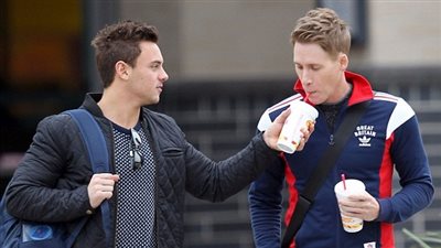 بالصور.. «توم ديلى» يتناول الغداء مع صديقه «المثلي» بـ«تكساس»