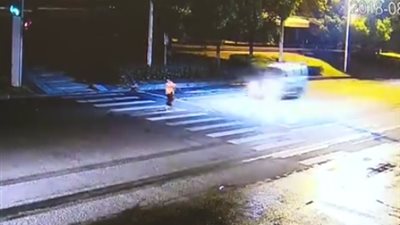 لحظة مصرع عامل مسن في حادث دهس مروع (فيديو)