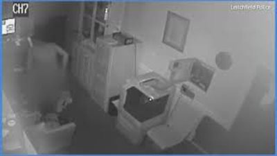 بالفيديو والصور.. لص يسرق ملابس رجل ميت