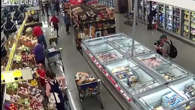 امرأة تسرق محفظة نقود بطريقة ماكرة داخل سوبر ماركت (فيديو)
