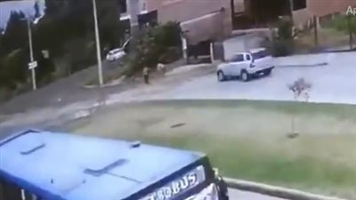 رعونة سائق تقتل امراة وتصيب أخرى (فيديو)